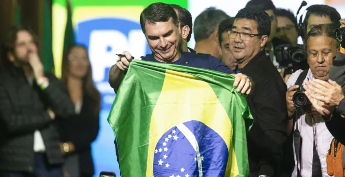 Flávio Bolsonaro lança jingle 'Vem com Fé' e declara 'batalha espiritual' contra Lula: 'Guerra contra o mal'