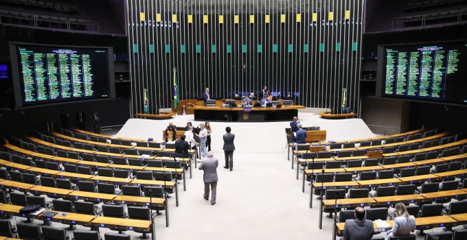 Maioridade Penal e Impeachment no STF Dominam Debates, Mas Empacam no Congresso com Olho em 2026