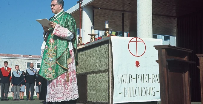 São Josemaría Escrivá: O Santo do Cotidiano Que Ensina a Amar o Mundo Apaixonadamente