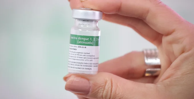 Ministério da Saúde suspende vacina da dengue do Butantan após 3 casos graves e 2 mortes; entenda o que muda
