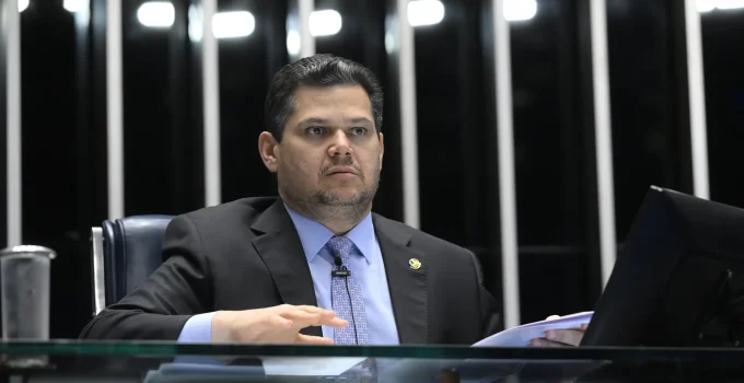 Alcolumbre aciona freio em 'pautas-bomba' no Senado em ano eleitoral: 'Ou voto todos, ou nenhum'
