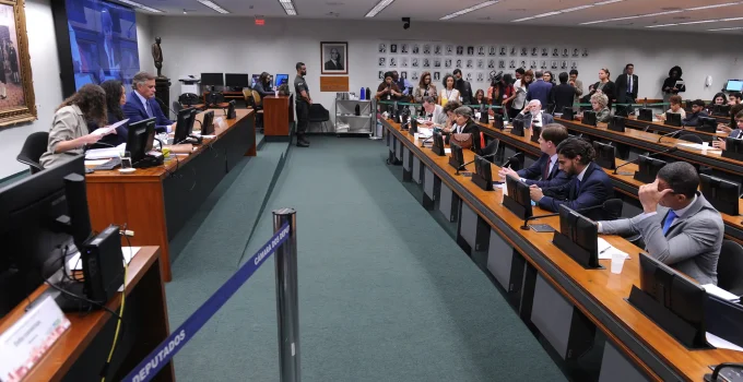 Maioridade Penal em Debate: CCJ da Câmara Adia Votação de PEC Crucial para Segurança Pública e Juventude