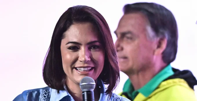 Michelle Bolsonaro revela apoio a Flávio Bolsonaro para presidência "no momento certo" e foca em cuidado com o marido