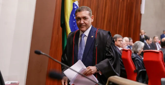 TSE Adia Decisão Crucial Sobre Pesquisa que Ligou Flávio Bolsonaro a Daniel Vorcaro: Entenda o Caso e os Próximos Passos