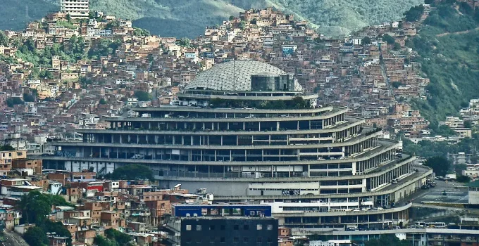 CorteIDH ordena fechamento de El Helicoide, centro de tortura da Venezuela, após caso de ativista