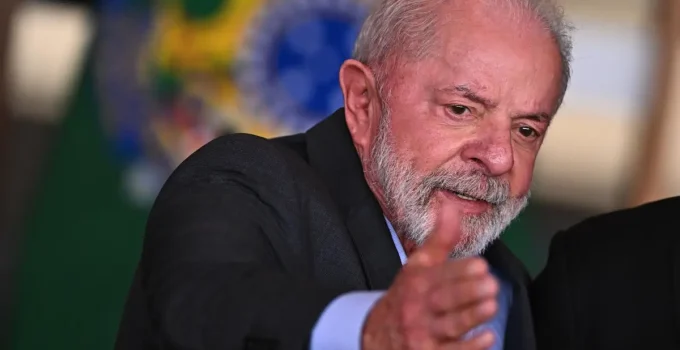 Flávio Bolsonaro protocola notícia-crime contra Lula após fala sobre enforcamento de traidores da pátria