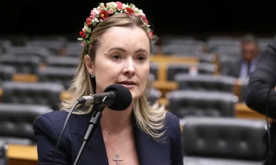 Eduardo Bolsonaro lança Júlia Zanatta como vice de Flávio Bolsonaro para Presidência e gera debate