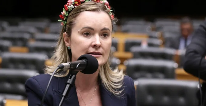 Eduardo Bolsonaro lança Júlia Zanatta como vice de Flávio Bolsonaro para Presidência e gera debate