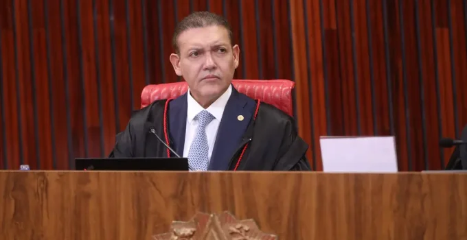 Pesquisa Suspensa: Flávio Bolsonaro e o Debate Sobre Censura e Limites na Regulação Eleitoral