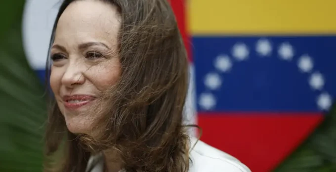 Flávio Bolsonaro pede depoimento de María Corina Machado em ação sobre suposta ofensa de Lula a Nicolás Maduro