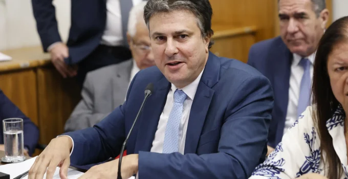 Camilo Santana diverte do PT e defende classificar PCC e CV como terroristas, ecoando EUA em meio a debate acirrado sobre segurança