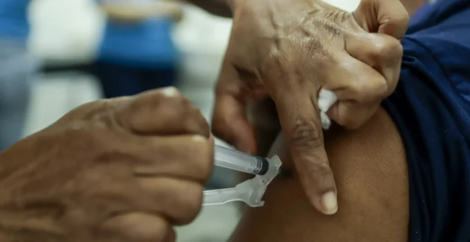 Governo Atualiza Centro de Monitoramento de Medicamentos para Incluir Vacinas Após Suspensão da Vacina da Dengue