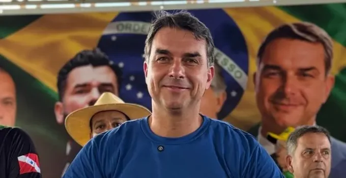 Flávio Bolsonaro Rebatiza Camisa da Seleção de "Camisa do Bolsonaro" e Acusa Lula de Tentar "Roubar" Cores Brasileiras