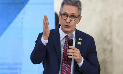 Zema critica Flávio Bolsonaro por ligação com banqueiro, mas promete apoio no 2º turno contra Lula