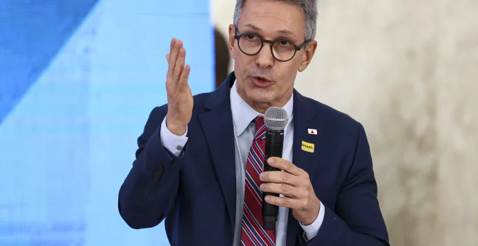 Zema critica Flávio Bolsonaro por ligação com banqueiro, mas promete apoio no 2º turno contra Lula