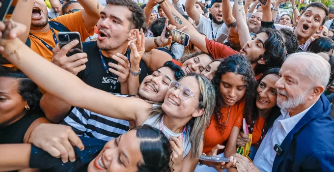 Saúde, Aluguel e Trabalho: A Geração Z Brasileira e o Novo "Socialismo Gen-Z" que Quer Mudança Já